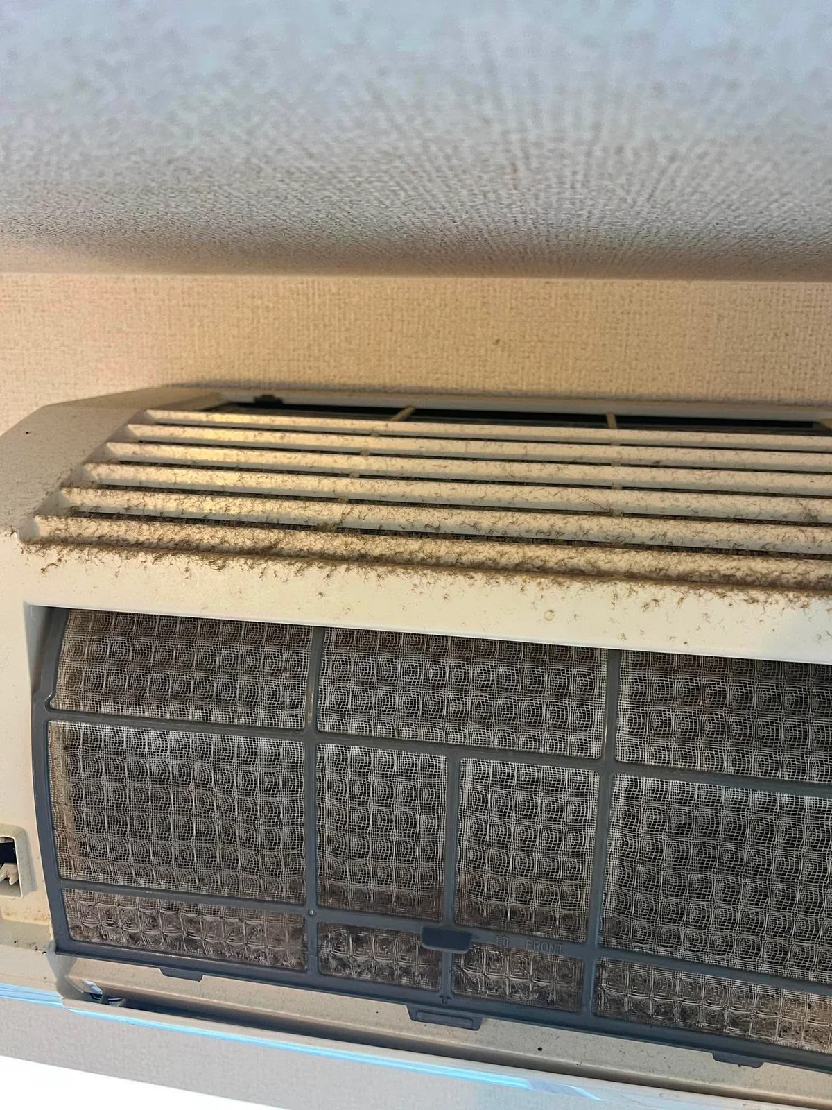 エアコン上部の吸い込み口に積もった綿ボコリ