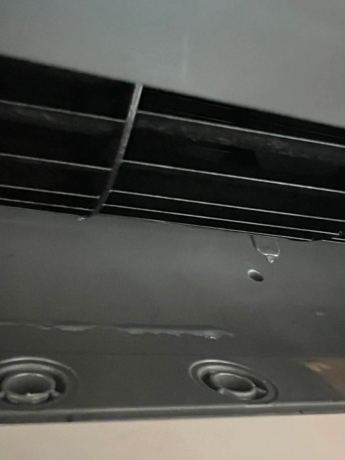 洗浄後の三菱エアコンの熱交換器。水滴が付いた状態