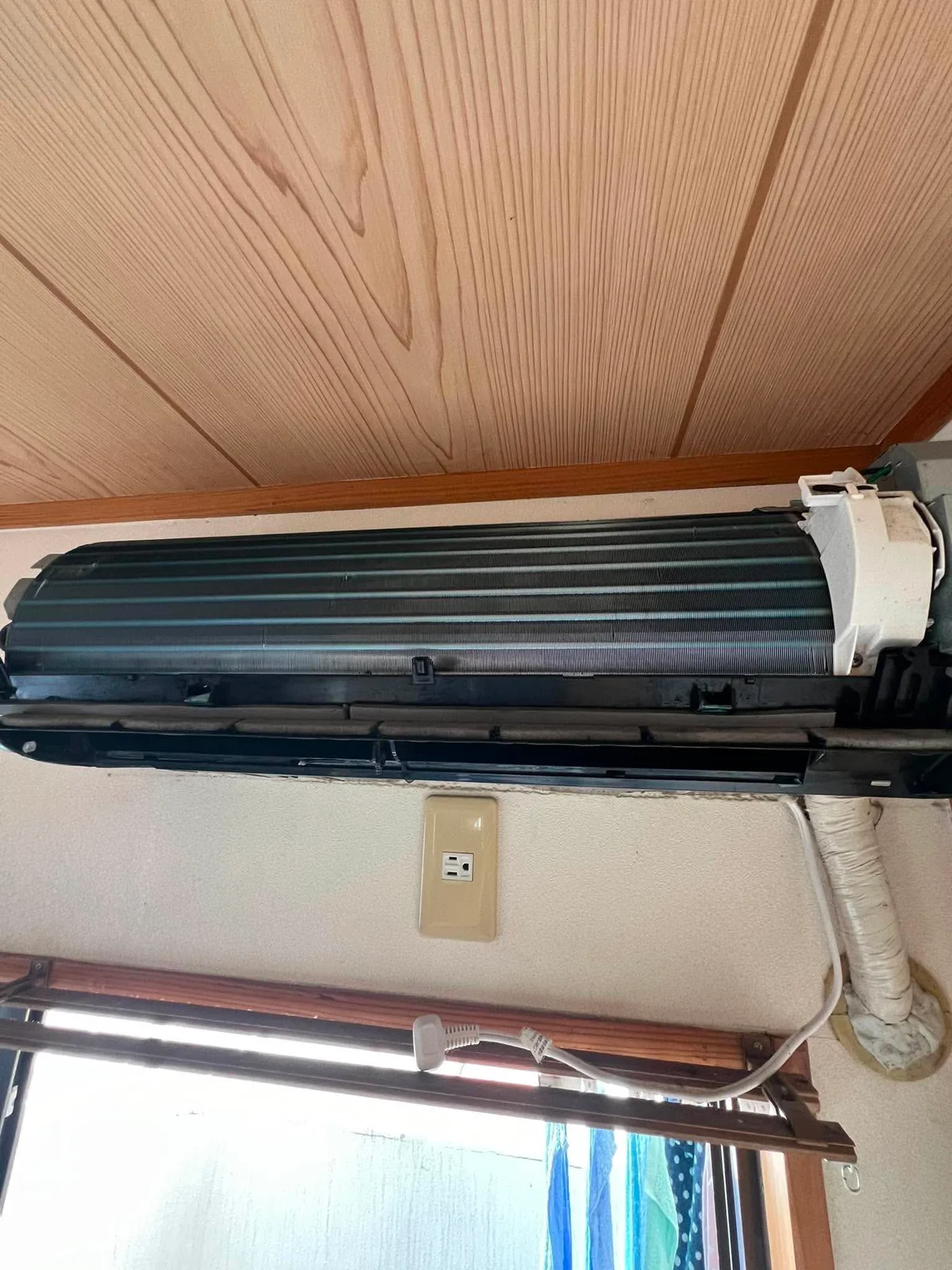 外装を外して熱交換器（アルミフィン）がむき出しになった状態